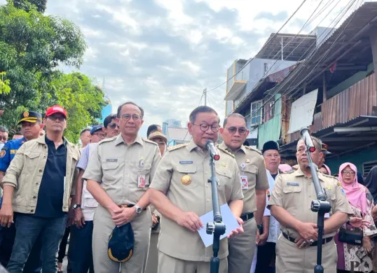 Gubernur Jakarta Pramono Anung saat menyampaikan pernyataan kepada awak media di Tanah Abang, Jakarta Pusat pada Senin, 29 Desember 2025. (Sumber: Poskota/M. Tegar Jihad)