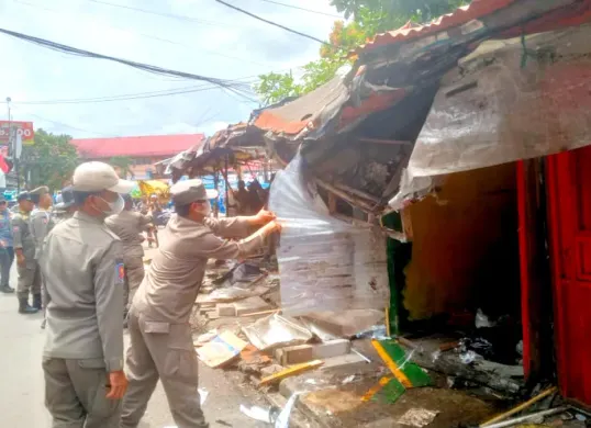 Petugas Satpol PP Kabupaten Bogor membongkar 42 bangunan liar di wilayah Kecamatan Dramaga, Bogor. (Sumber: Satpol PP)