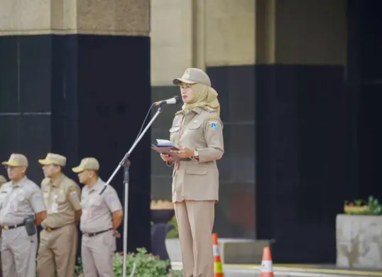 Potret Wali Kota, Iin Mutmainnah saat apel di Kantor Pemkota Jakarta Barat pada Senin, 29 Desember 2025. (Sumber: Kominfo)