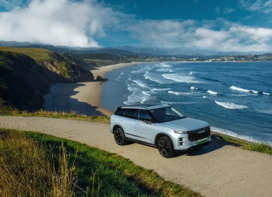 Ilustrasi SUV PHEV dinilai semakin relevan untuk pola liburan keluarga urban kian beragam, dari staycation hingga wisata alam. (Sumber: Jaecoo)