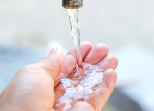 Ilustrasi layanan air bersih untuk masyarakat. (Sumber: Pureeve)