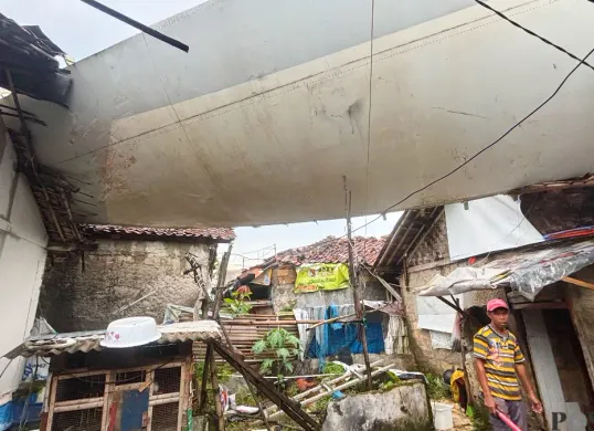 Bangkai sayap pesawat menimpa rumah warga saat angin puting beliung melanda kawasan Kemang, Kabupaten Bogor, Senin 29 Desember 2025. (Sumber: Poskota/Giffar Rivana)