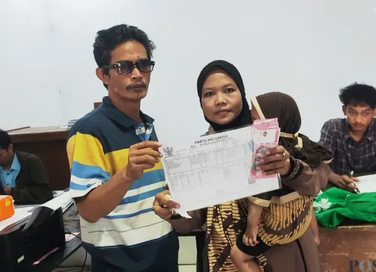 Para penerima manfaat BLT Kesra di Desa Cipicung, Kecamatan Cikedal, Kabupaten Pandeglang, menerima bansos. (Sumber: Poskota/Samsul Fatoni)