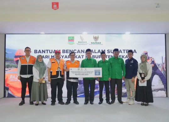 BAZNAS RI menerima secara simbolis bantuan kemanusiaan senilai Rp459 juta dari BAZNAS Kabupaten Bekasi untuk penanganan bencana banjir bandang dan longsor di Aceh, Sumatra Utara, dan Sumatra Barat. (Sumber: Istimewa)
