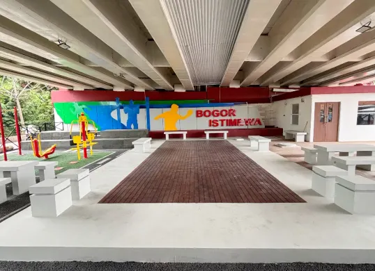 Kolong Flyover Cibinong, disulap jadi sebuah taman olahraga oley Pemkab Bogor. (Sumber: Poskota/Giffar Rivana)