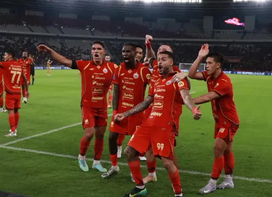 Pemain Persija Jakarta merayakan gol ke gawang Bhayangkara Presisi Lampung pada laga Super League 2025/2026 di Stadion Utama Gelora Bung Karno, Jakarta. (Sumber: Poskota/Bilal)