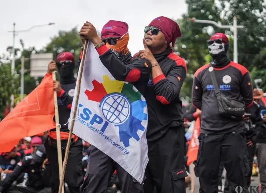 Ada demo buruh di Monas hari ini, sebanyak 1.060 personel gabungan dikerahkan untuk mengawal aksi. (Sumber: Poskota/Bilal Nugraha Ginanjar)