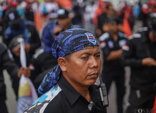 Buruh mengikuti aksi unjuk rasa menolak Upah Minimum Provinsi (UMP) DKI Jakarta di Jalan Merdeka Selatan, Jakarta, Senin, 29 Desember 2025. (Sumber: Poskota/Bilal Nugraha Ginanjar)