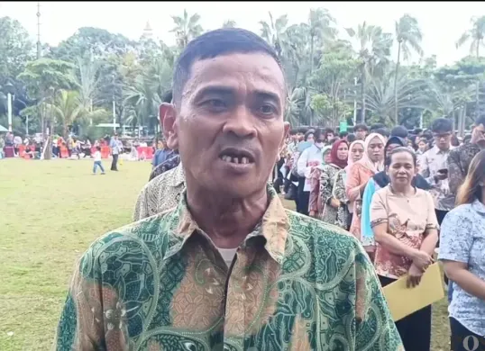 Amir Hamzah, 50 tahun, warga yang terharu karena ijazahnya dapat diambil setelah puluhan tahun tertahan di sekolah. (Sumber: Poskota | Foto: Pandi Ramedhan)