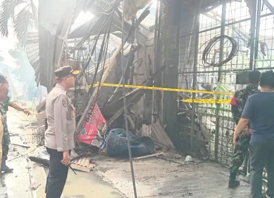 Potret insiden kebakaran yang melanda sebuah rumah sekaligus tempat usaha di Jalan Purnawarman, Kecamatan Ciputat Timur, Kota Tangerang Selatan, pada Selasa, 30 Desember 2025 dini hari. (Sumber: Polsek Ciputat Timur)