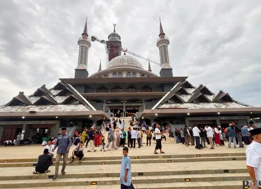 Ilustrasi rehabilitasi masjid raya. Masjid Raya Nurul Wathon Pakansari dipenuhi warga saat operasional pertamanya pada Jumat, 26 Desember 2025. (Sumber: Poskota/Giffar Rivana)