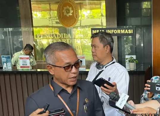 Juru Bicara PN Jakarta Pusat, Sunoto, SH, membantah hakim walk out saat sidang Delpedro Cs. (Sumber: Poskota | Foto: Ramot Sormin)