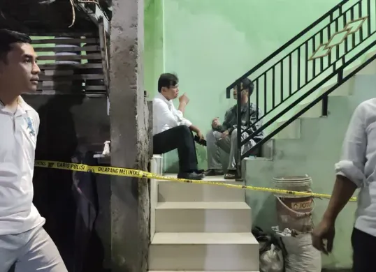 Petugas mengamankan lokasi kejadian serta meminta keterangan dari sejumlah warga. (Sumber: Dok. Polsek Waringkurung)