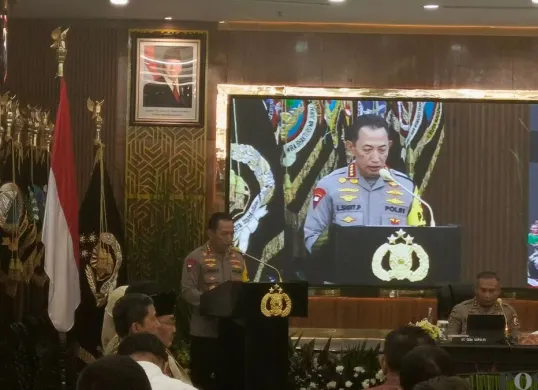 Kapolri Jenderal Listyo Sigit Prabowo menyampaikan pemaparan Rilis Akhir Tahun (RAT) 2025 di Gedung Rupatama Mabes Polri, Jakarta, Selasa 30 Desember 2025. (Sumber: Poskota/Ali Mansur)