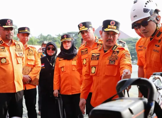 Kepala Pelaksana BPBD Kabupaten Bekasi, Muchlis, saat meninjau persiapan pemkab Bekasi dalam menghadapi bencana hidrometeorologi tahun 2025. (Sumber: Istimewa)