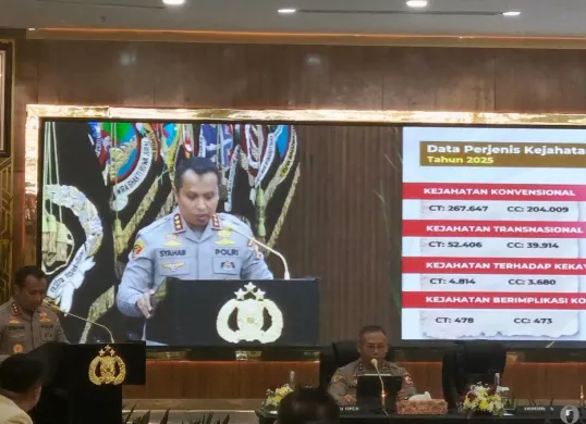 Kepala Badan Reserse Kriminal (Kabareskrim) Polri Komjen Syahardiantono, dalam paparannya dalam kegiatan Rilis Akhir Tahun Polri yang digelar di Gedung Rupatama Mabes Polri, Jakarta Selatan, Selasa, 30 Desember 2025. (Sumber: Poskota/Ali Mansur)