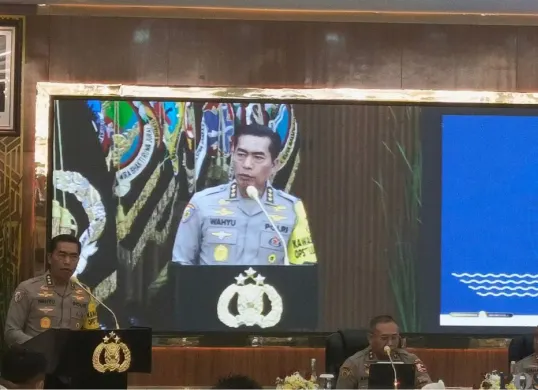 Inspektur Pengawasan Umum (Irwasum) Polri Komjen Wahyu Widada dalam paparan Rilis Akhir Tahun (RAT) Polri yang digelar di Gedung Rupatama Mabes Polri, Jakarta Selatan, Selasa, 30 Desember 2025. (Sumber: Poskota/Ali Mansur)