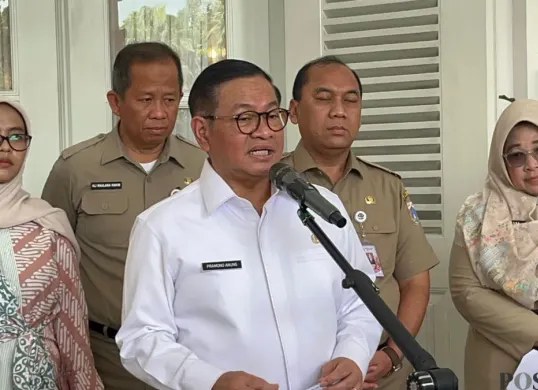 Gubernur Jakarta Pramono Anung saat menyampaikan pernyataan kepada awak media di Balai Kota DKI Jakarta, Selasa, 30 Desember 2025. (Sumber: Poskota/M. Tegar Jihad)