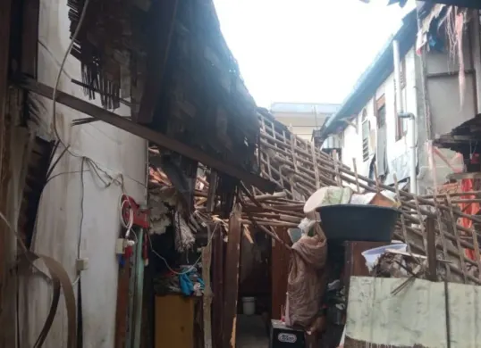 Rumah legenda Komedi Diding Boneng yang berlokasi di Jalan Matraman Dalam 2 RT 12 RW 08 Kelurahan Pegangsaan Kecamatan Menteng, Jakarta Pusat, roboh pada Selasa, Desember 2025. (Sumber: Istimewa)