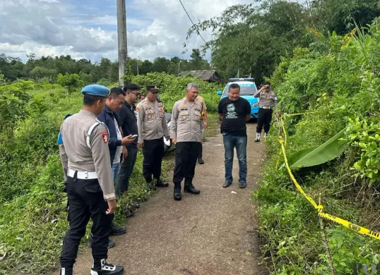 Petugas kepolisian saat melakukan olah TKP penemuan korban. (Sumber: Poskota/Veronica Prasetio)