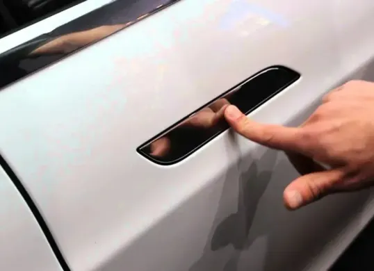 China akan melarang gagang pintu mobil elektrik mulai 2027. (Sumber: Istimewa)