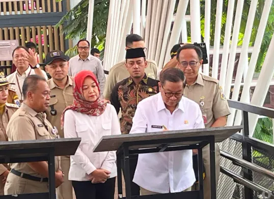 Gubernur DKI Jakarta, Pramono Anung, saat meresmikam JPO Pesanggrahan di Jakarta Barat, Rabu, 30 Desember 2025. (Sumber: Poskota/ Pandi Ramedhan)