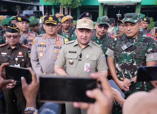 Wali Kota Jakarta Utara, Hendra Hidayat, memberikan penjelasan terkait koordinasi persiapan pengamanan malam tahun baru. (Sumber: Kominfo)