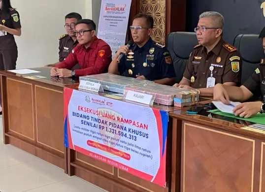 Kejari Lebak saat menunjukan uang hasil eksekusi dari perkara peredaran rokok ilegal. (Sumber: Kejari Lebak)