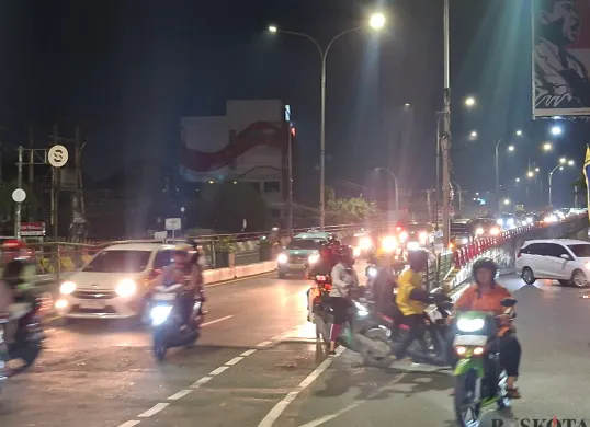 Pantauan Poskota di flyover Jalan Arif Rahman Hakim perbatasan Beji dengan Pancoran Mas sebagai pusat titik keramaian pergantian Malam Tahun Baru 2026 sudah terlihat ramai dan cuaca terang. (Sumber: Poskota/Angga Pahlevi)