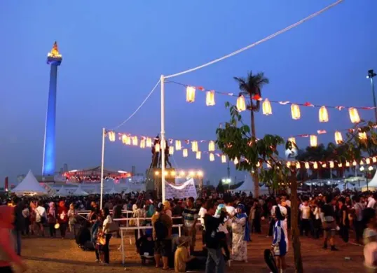 Suasana kawasan Monas Jakarta saatpenerapan Car Free Night. (Sumber: Pinterest)