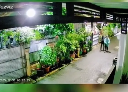 Rumah DJ Donny kembali mendapatkan teror berupa bom molotov (Sumber: Instagram/@djdonny)