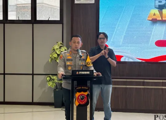 Kapolres Bogor AKBP Wikha Ardilestanto saat menyampaikan capaian akhir tahun 2025 di Cibinong, Rabu 31 Desember 2025. (Sumber: Poskota/Giffar Rivana)