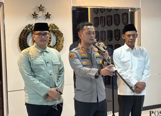 Kapolres Bogor AKBP Wikha Ardilestanto saat menyampaikan capaian akhir tahun Polres Bogor di Cibinong, Rabu 31 Desember 2025. (Sumber: Poskota/Giffar Rivana)