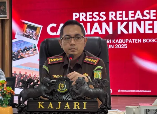 Kajari Kabupaten Bogor, Denny Achmad saat memberikan keterangan capaian akhir tahun 2025. (Sumber: Poskota/Giffar Rivana)