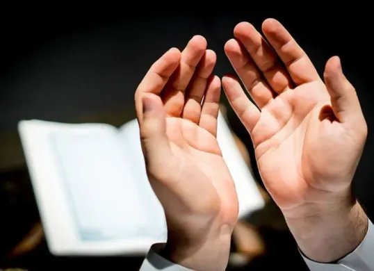 Ilustrasi berdoa akhir tahun 2025 dan awal tahun 2026 (Sumber: Pinterest/Delgarm)