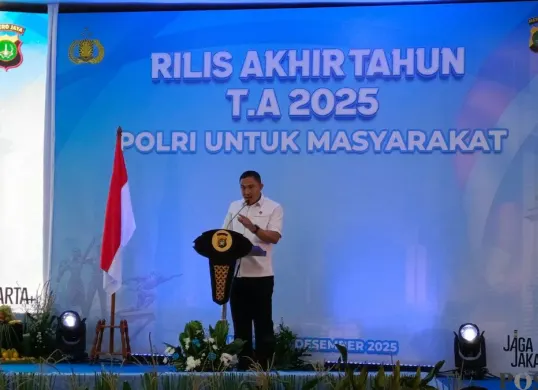 Direktur Reserse Narkoba Polda Metro Jaya Kombes Ahmad David saat memaparkan Rilis Akhir Tahun (RAT) 2025 yang digelar di Gedung Balai Pertemuan Metro Jaya (BPMJ), Jakarta Selatan, Rabu, 31 Desember 2025. (Sumber: Poskota/Ali Mansur)