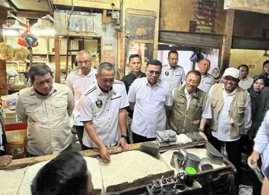 Tim Satgas Pangan meninjau harga beras di pedagang eceran Pasar Induk Rau. (Sumber: Dok. Ditreskrimsus Polda Banten)