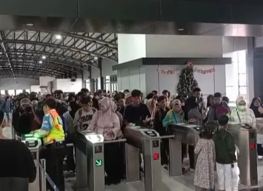 Ribuan penumpang KA saat turun dari kereta di Stasiun Rangkasbitung, Lebak. (Sumber: Istimewa)