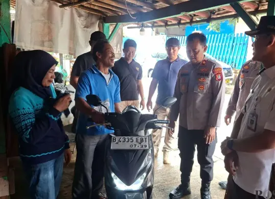 Kapolsek Cimanggis Kompol Jupriono mengembalikan motor yang sebelumnya dirampas sindikat Matel kepada pemiliknya di Kp Cilangkap, Tapos, Kota Depok pada Rabu siang, 31 Desember 2025. (Sumber: Poskota/Angga Pahlevi)
