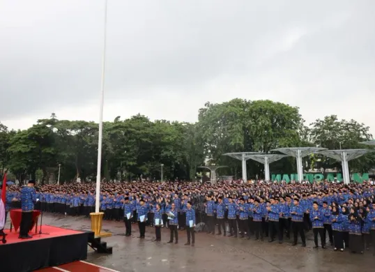 Wali Kota Bekasi, Tri Adhianto melantik 3.442 PPPK Paruh Waktu di lingkungan Pemkot Bekasi. Rabu, 31 Desember 2025. (Sumber: Humas Pemkot Bekasi)