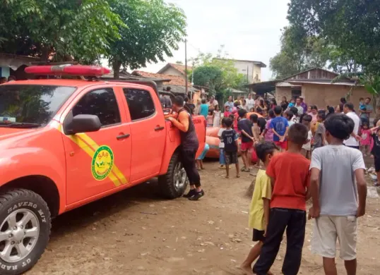 Tim SAR saat melakukan evakuasi korban tenggelam di Sungai Cisadane. (Sumber: SAR Jakarta)