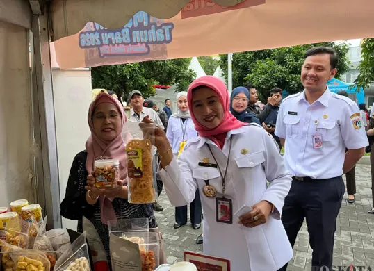 Wali Kota Iin Mutmainnah menyapa warga yang menghadiri kegiatan sederhana di Kantor Pemkot Jakarta Barat, Rabu, 31 Desember 2025. (Sumber: Poskota/Pandi Ramedhan)