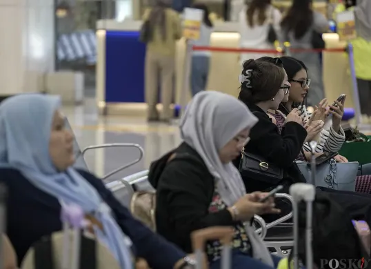 Calon penumpang menunggu kedatangan kereta cepat Whoosh di peron Stasiun Whoosh Halim, Jakarta Timur, Sabtu, 1 Februari 2025. (Sumber: Poskota/Bilal Nugraha Ginanjar)