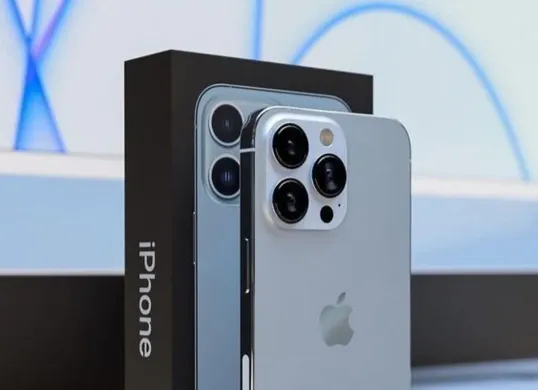 iPhone 13 Pro hadir dengan desain premium, kamera luar biasa, dan performa canggih, menjadikannya pilihan tepat untuk tahun 2025. (Sumber: Pinterest)