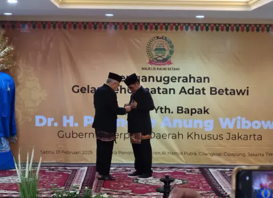 Gubernur Jakarta terpilih, Pramono Anung mendapatkan gelar kehormatan adat Betawi atau gelar Abang oleh Majelis Kaum Betawi di Aula Pondok Pesantren Al-Hamid, Cilangkap, Jakarta Timur, Sabtu, 1 Februari 2025. (Sumber: Poskota/Pandi Ramedhan)