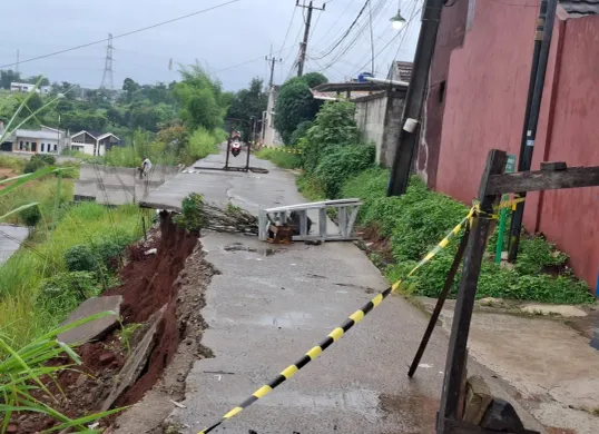 Kondisi longsor di Jalan Masjid Al-Mukhlisin di Perumahan Arya Tama Regency, Bedahan, Sawangan, Depok, Selasa, 28 Januari 2025. (Sumber: Poskota/Angga Pahlevi)