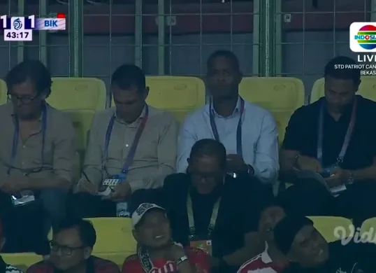 Tangkap layar pelatih Timnas Indonesia, Patrick Kluivert bersama tiga asistennya, hadir langsung memantau pemain di laga Persija vs PSBS Biak. (Sumber: Vidio)