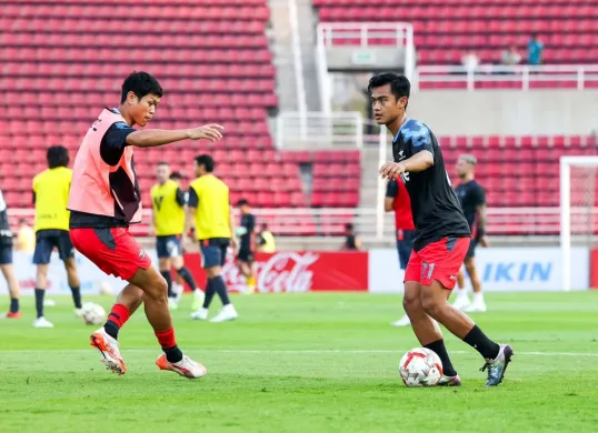 Pratama Arhan melakukan pemanasan saat Bangkok United menghadapi Nakhon Ratchasima di laga lanjutan Thai League 1 musim 2024-25. (Sumber: Instagram @true_bangkok_united)