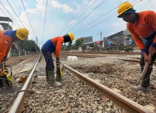 Sejumlah petugas saat melakukan perbaikan rel kereta api. (Sumber: Istimewa)