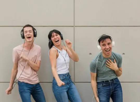 Ilustrasi mendengarkan musik dengan playlist kolaboratif di Spotify. (Sumber: Freepik)